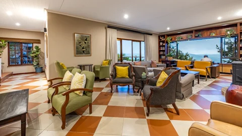 Guest Lounge | Misty Mountain