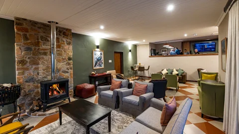 Guest Lounge | Misty Mountain